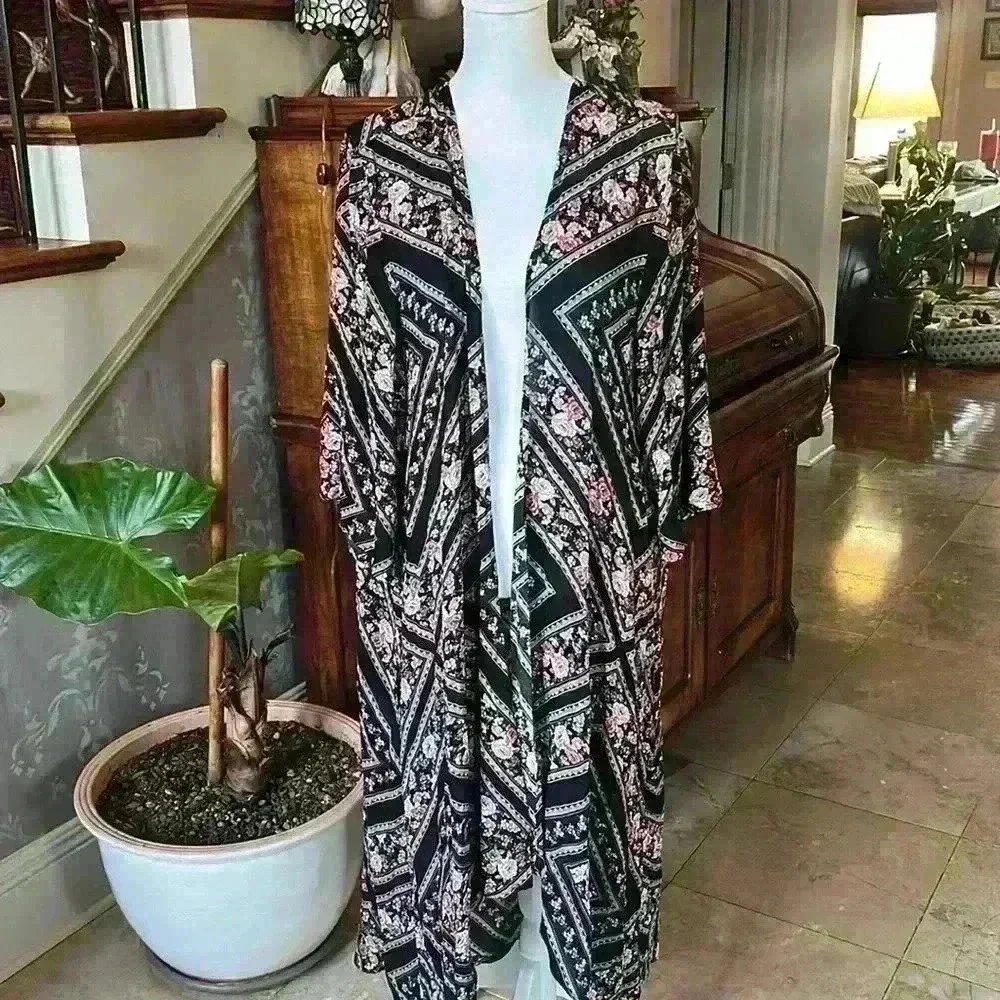 Torrid ladies maxi wrap size 1/2. Excellent condition. Floral black pattern maxi